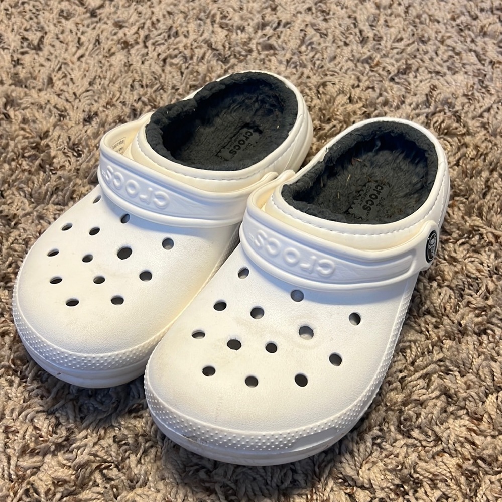 EUC KIDS SHERPA LINED WHITE CROCS SIZE 2 BIG KIDS